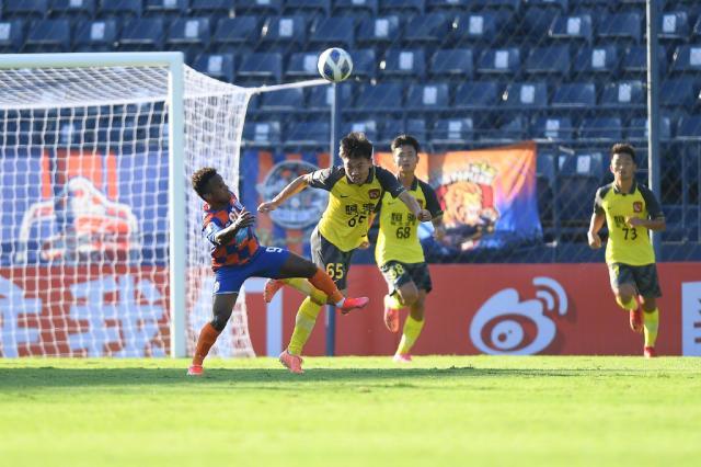 九游体育-被头球砸垮的广州青年军 两场净吞5弹弱点屡暴露